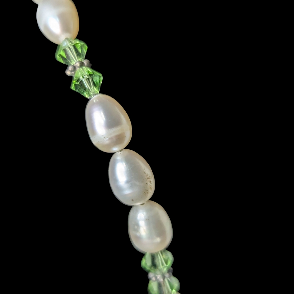 Elegant Pearl and Green Necklace - Picture 7 of 7